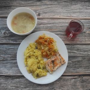 Zdjęcie przedstawia Dietę podstawową: Kalafiorowa z ryżem Łosoś pieczony Ziemniaki z koperkiem gotowane Surówka z kapusty kiszonej z olejem Kompot owocowy z jabłkami